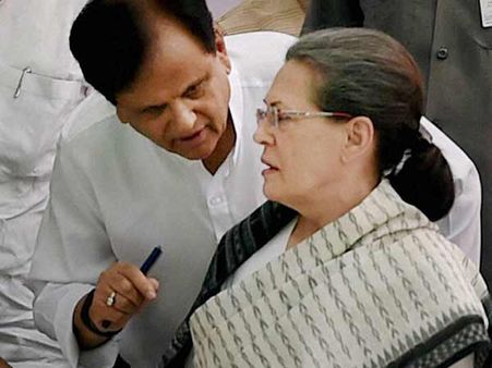 করোনা আক্রান্ত হয়ে প্রয়াত কংগ্রেসের বর্ষীয়ান নেতা আহমেদ প্যাটেল, টুইটে জানালেন ছেলে