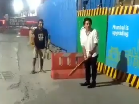 রাস্তায় নেমে গলি ক্রিকেটে মাতলেন 'ক্রিকেট ঈশ্বর', দেখুন ভিডিও