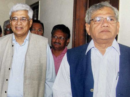 জোটের দরজা খুলে ইয়েচুরিতে সায় কারাতের, ভোটাভুটি এড়িয়ে ভাঙন ঠেকাল সিপিএম