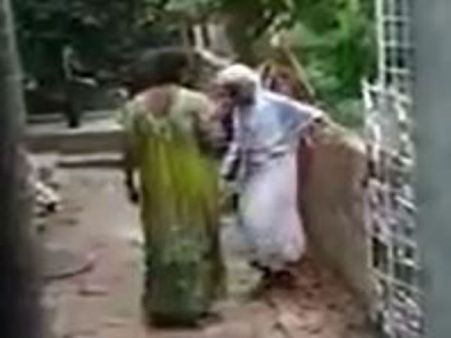 অনুমতি না নিয়ে ফুল তোলার অভিযোগ! শাশুড়ির ওপর নির্মম অত্যাচার, দেখুন ভিডিও