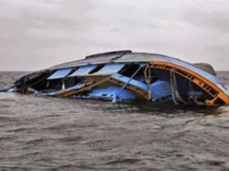 মমতার রাজ্যে মাঝ গঙ্গায় নৌকা ডুবিতে এক মহিলার মৃত্যু, প্রাণে বাঁচলেন বেশ কয়েকজন