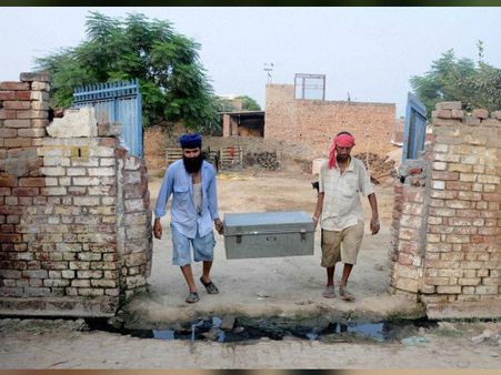কাশ্মীরের সীমান্তবর্তী গ্রামগুলোয় যেন ভূতের আড্ডা, পাক হানায় কী অবস্থা দেখুন