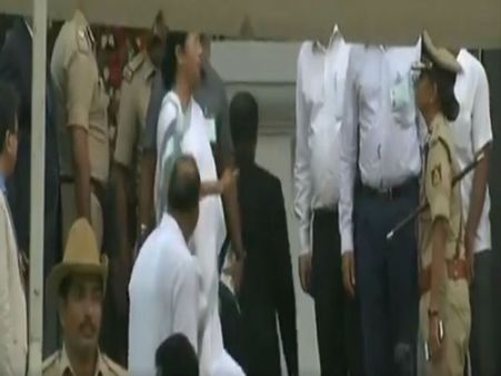 কুমারস্বামীর শপথগ্রহণে সম্মানহানি মমতা বন্দ্যোপাধ্যায়ের! ভাইরাল হল ভিডিও