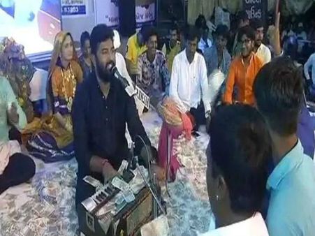 মোদীর রাজ্যে জলসায় নোটবৃষ্টি! জেনে নিন 'বিশেষ' কারণ