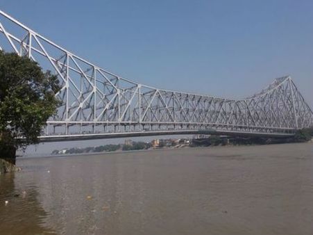 শিশু কোলে হাওড়া ব্রিজ থেকে ঝাঁপ মহিলার! তারপর যা হল