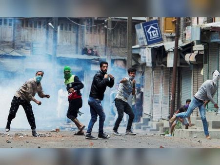 কাশ্মীরে স্কুলবাসে হামলা পাথর নিক্ষেপকারীদের, জখম হল ক্লাস টু-এর ছাত্র