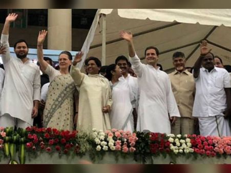 জোট রাজনীতিই ভবিষ্যৎ, কুমারস্বামীর শপথে পরতে পরতে বোঝালেন মমতা-রাহুলরা