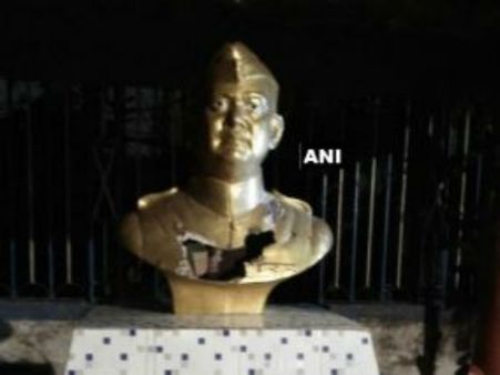 শহরে নেতাজির মূর্তিতে হামলা! বোমা মেরে ওড়ানোর চেষ্টা