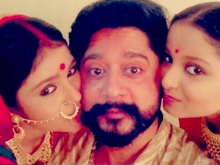 'রাজচন্দ্র' নূরকে এমন রূপে দেখেছেন! 'রানি রাসমণি' সিরিয়ালের সেট-এর মজাদার ছবি দেখুন