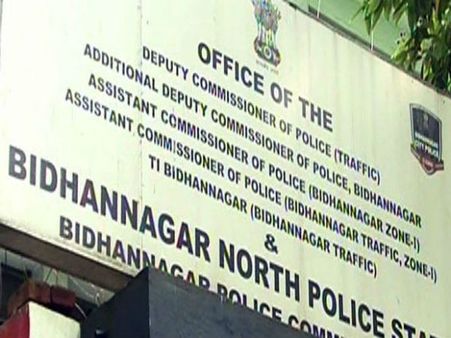 রাতের শহরে তরুণীকে গাড়ি থেকে নামিয়ে মারধর! অভিযোগ নিয়ে ধন্ধে পুলিশ