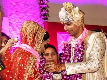 'রয়াল ওয়েডিং'-এর আগেই রাজকীয় বিয়ে! জানেন তেজপ্রতাপের বিয়েতে কী করলেন লালু-নীতিশ