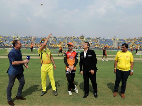 টসে জিতে বোলিংয়ের সিদ্ধান্ত চেন্নাইয়ের, দুই দলেই রইল চমক