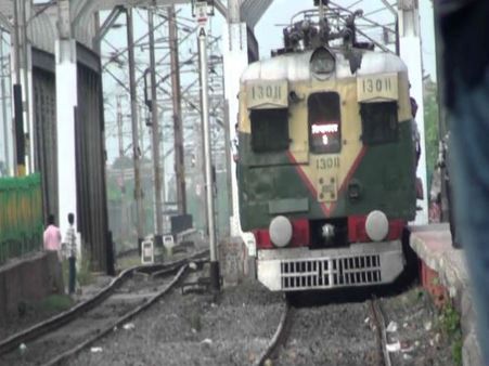 সিগন্যাল সমস্যা, অবরোধ! অফিস টাইমে জোড়া দুর্ভোগে বিপাকে নিত্যযাত্রীরা