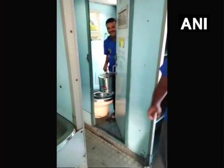 টয়লেটের জলেই রেলে চা-কফি, দেখে নিন ভিডিও! এরপর যা করল রেল কর্তৃপক্ষ