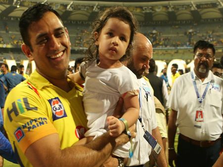 ধোনিরা যখন পুরস্কার নিতে ব্যস্ত তখন ছোট্ট জিভা, গ্রেসিয়ারা কী করছিল জানেন