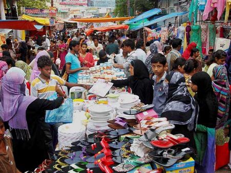 মাঝে মাত্র একটা দিন! উপচে পড়ছে ঈদের বাজার