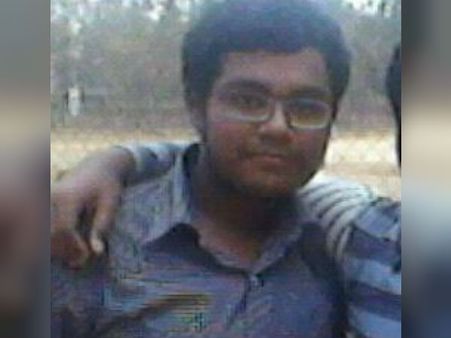 মাধ্যমিকে ১৩ থেকে উচ্চমাধ্যমিকে একেবারে দ্বিতীয়, সার্জেন্ট হতে চায় তমলুকের ঋত্বিক