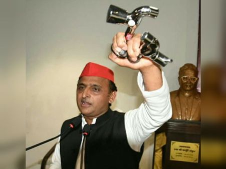 বিজেপি নেতারা বাংলো ছাড়লে গাঁজার 'ছিলিম' পাওয়া যাবে! দুটি জলের কল হাতে আর কী বললেন অখিলেশ