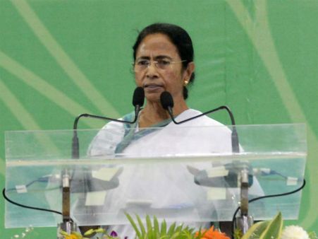 কৃতীদের ভবিষ্যতের ‘আমানত’ গড়ে দিলেন মমতা, সংবর্ধনার মঞ্চে উপহার-সজ্জায় চমক