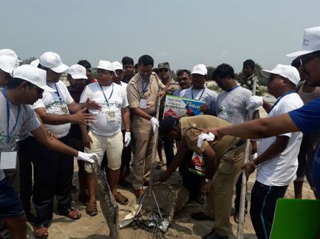 সমুদ্র সৈকত পরিষ্কার রাখতে উদ্যোগ! স্থানীয় মানুষ ও পর্যটকদের বার্তা দিতে কর্মসূচি