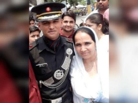 কার্গিল যুদ্ধে বাবা শহীদ হওয়ার ১৯ বছর পর একই ব্যাটেলিয়নে নিয়োগ পেলেন পুত্র
