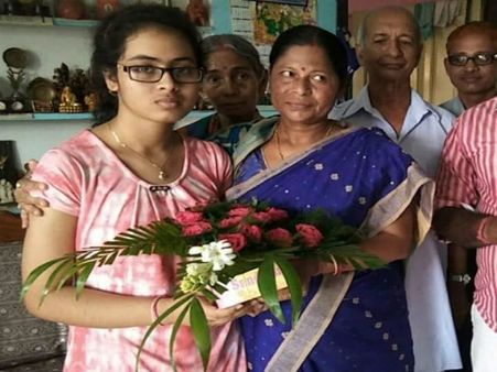 রাজনীতিক হতে চায় মাধ্যমিকে ষষ্ঠ স্থানাধিকারী শ্রুতি! রাজ্যের রাজনীতি নিয়ে যা বলছে সে