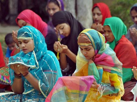 চাঁদ দেখা না যাওয়াতে সম্ভবত উৎসব শুক্রবার! তবে ইদের আগে বড় সিদ্ধান্ত মমতার