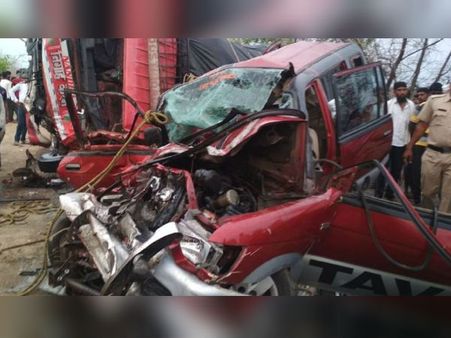 গাড়ি ও ট্রাকের মুখোমুখি সংঘর্ষ! ২ শিশু-সহ একই পরিবারের ১০ জন মৃত