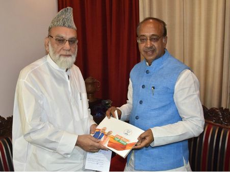 মোদী সরকারের সাফল্যের খতিয়ান নিয়ে অভিনব প্রচার বিজেপির, জামা মসজিদের প্রধান সকাশে বিজয় গোয়েল