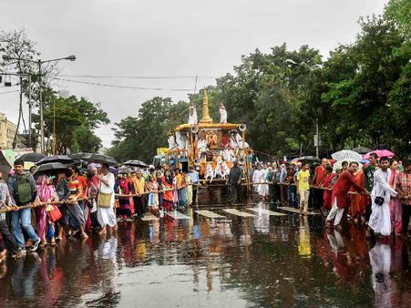 উল্টোরথের দিনেই কলকাতায় মায়ের কোলে এল জগন্নাথ-বলরাম-সুভদ্রা