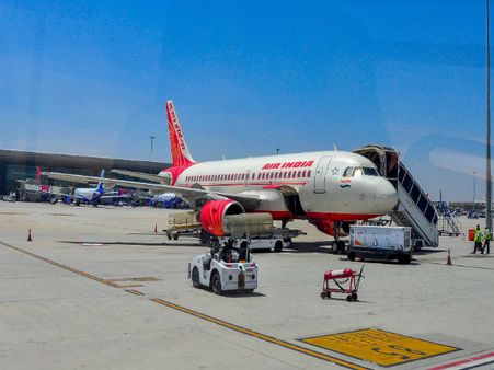 দেশের এইসব যাত্রীর আমিষ খাবার বন্ধ করল বিমান সংস্থা