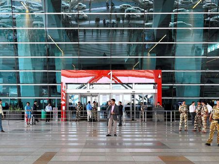 বিমানবন্দরে সিকিওরিটি চেকিং, শীঘ্রই কমতে পারে হ্যান্ডব্যাগ থেকে ল্যাপটপ বের করে দেখানোর ঝক্কি