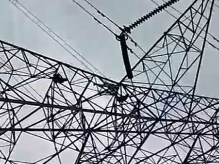 অন্ডালে প্রায় ২৪ ঘণ্টা টাওয়ারে থেকে ঝাঁপ যুবকের! দেখুন ভিডিও