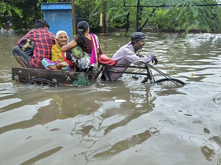 বৃষ্টি ও বন্যায় ইতিমধ্যে সাড়ে পাঁচশো জনের মৃত্যু, দেখুন দেশের বিভিন্ন রাজ্যের দুর্দশার চিত্র 