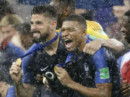 ফিফার সেরা একাদশে নেই মেসি-রোনাল্ডো, জেনে নিন কে কে সুযোগ পেলেন বেস্ট ইলেভেনে