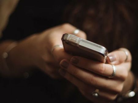 নগ্ন ছবি তুলে ৩ মাস ধরে ব্ল্যাকমেইল! মুম্বইয়ে গ্রেফতার ৪ কিশোর