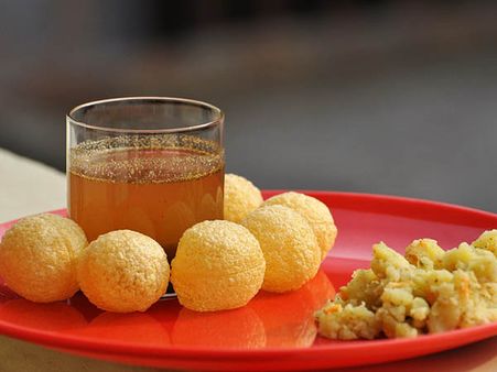 (ছবি) কলকাতার এই জায়গাগুলিতে পাওয়া যায় সেরা ফুচকা!