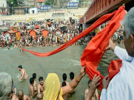 গঙ্গায় ময়লা ফেলতে গিয়ে ধরা পড়লেই জরিমানা ৫০ হাজার টাকা, কে দিল এমন নির্দেশ