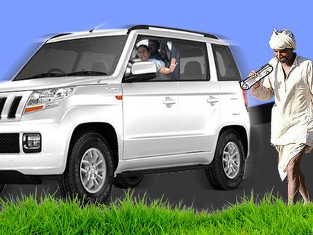 কাগজ হাতে প্রৌঢ় ছুটছেন মুখ্যমন্ত্রীর কনভয়ের পিছনে, দেখেই দাঁড়িয়ে পড়লেন মমতা