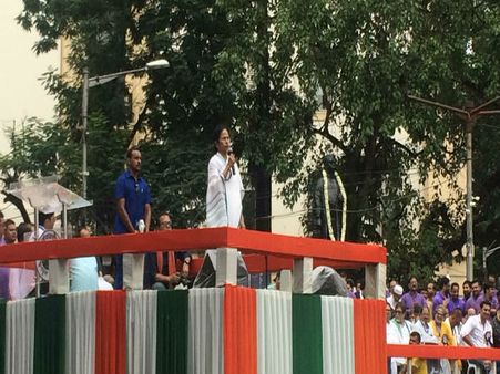 বিজেপি 'তলোয়ার-হিন্দু'! বিবেকানন্দের বাংলায় ওসব মানব না, তোপ মমতার