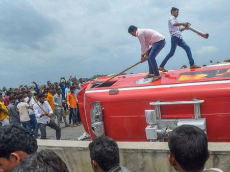 মারাঠা সংরক্ষণের দাবি, হিংসায় হত এক পুলিশ কনস্টেবল, আজ মুম্বইতে বনধ