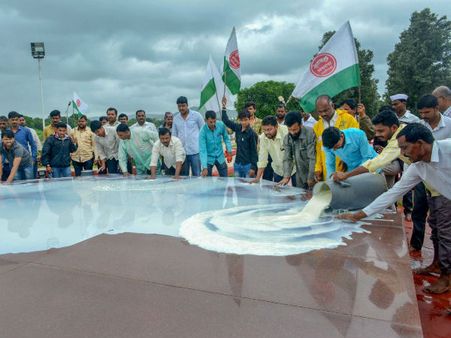 দুগ্ধ অবরোধের প্রথম দিনেই বিশৃঙ্খলা, প্রকাশ্যেই দুধের ট্রাকে ধরানো হল আগুন, দেখুন ভিডিও