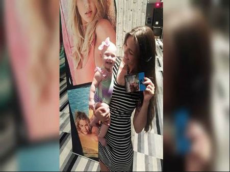 ফ্যাশন শো-এ মডেল 'মা', ক্যাটওয়াকের মাঝে শিশুকন্যাকে দিলেন মাতৃদুগ্ধ, দেখুন ভিডিও