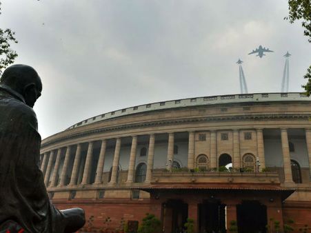 ভোটের আগে শেষ পূর্ণ অধিবেশন, কিন্তু এই লোকসভার ট্র্যাক রেকর্ডে আশাবাদী নন কেউই