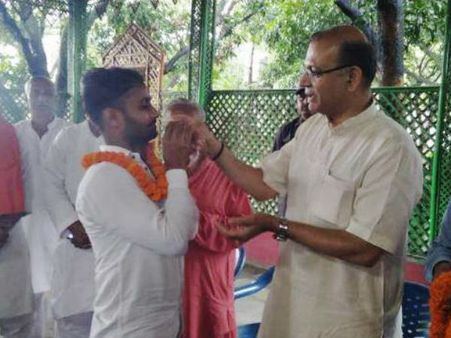 মালা পরিয়ে বিতর্কে জড়ালেন কেন্দ্রীয় মন্ত্রী, বিরোধীদের অভিযোগ এটাই বিজেপির আসল রূপ