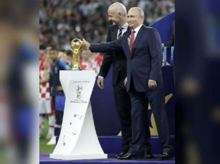 ছাতা নিয়ে ব্যাঙ্গের শিকার হয়েছেন পুতিন, এবার উঠল ফুটবল বিশ্বকাপের মেডেল চুরির অভিযোগ