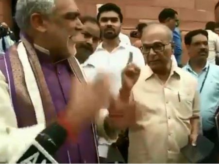 সংসদের ভিতরের উত্তাপ ছড়াল বাইরেও, তীব্র বাদানুবাদে জড়ালেন প্রদীপ-অশ্বিনীরা