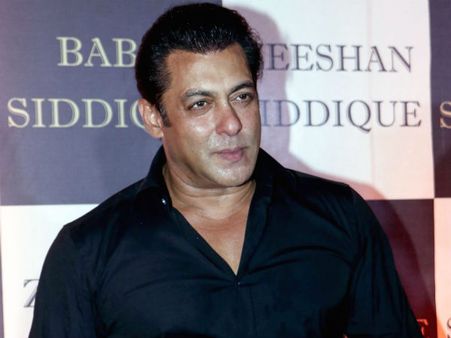 পিছিয়ে থেকেও প্রথম দিনে বক্স অফিস মাতিয়ে দিল সলমনের 'রেস থ্রি'