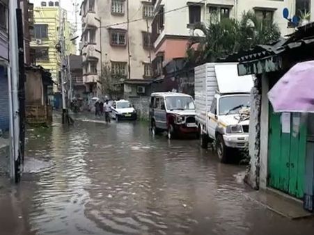 রাতভর বৃষ্টির জের! জলমগ্ন কলকাতার বিভিন্ন এলাকা