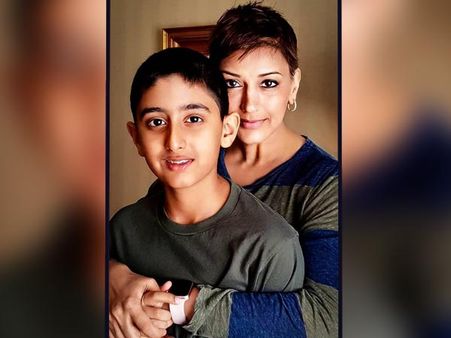 ক্যানসার আক্রান্ত হওয়ার খবর ছেলে রণবীরকে কীভাবে জানিয়েছিলেন সোনালী
